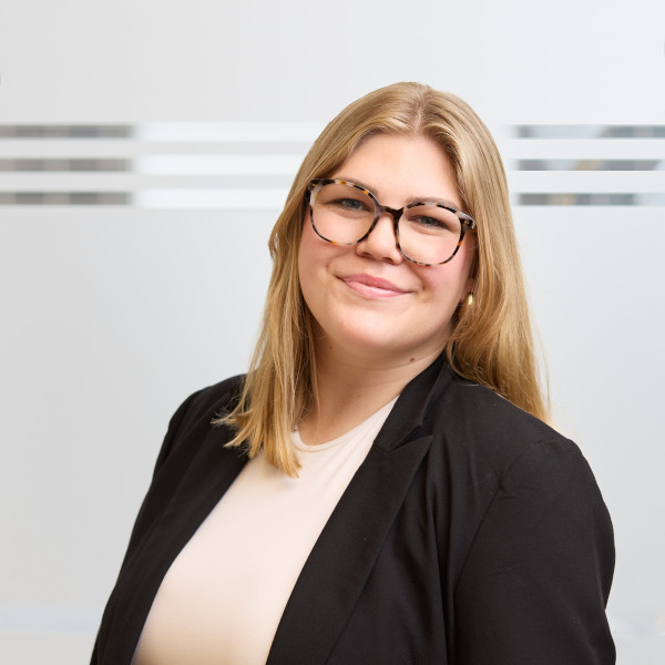 Porträtfoto der Mitarbeiterin Anna-Lena Ramacher vor Milchglas